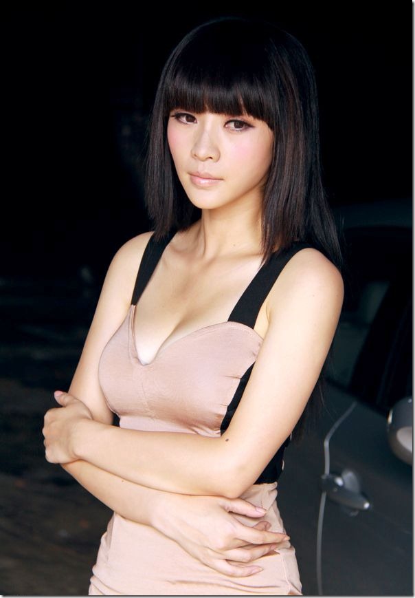Sexy-female-anchor-Ada-Liu-Yan-became-glamorous-and-sexy-car-model-10_thumb