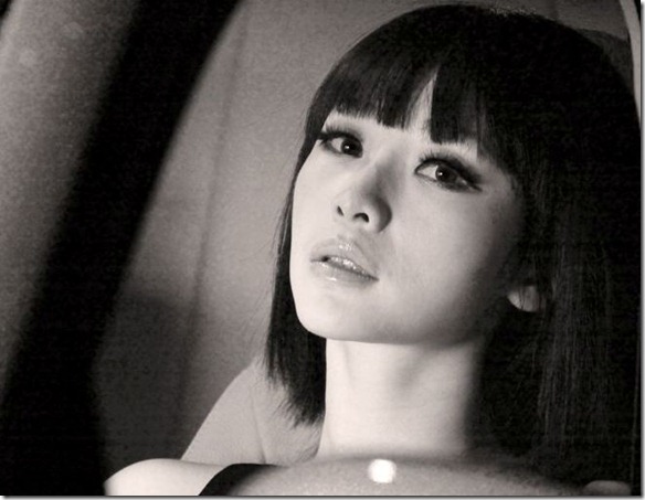 Sexy-female-anchor-Ada-Liu-Yan-became-glamorous-and-sexy-car-model-5_thumb