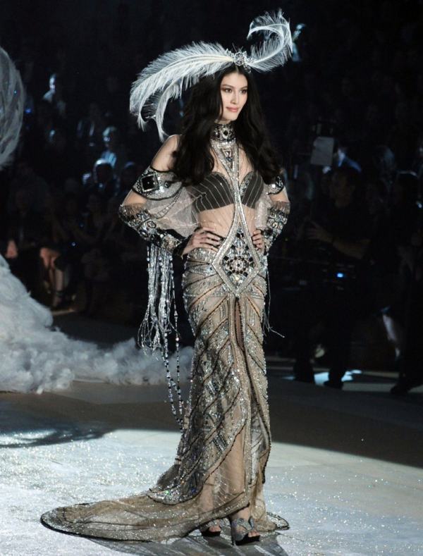 sui-he-2012-victoria-s-secret-fashion-show-inside-01